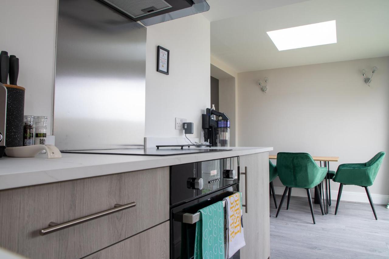 Wave Stays - Ground Floor Apartment - Outside Seating Area كليفليز المظهر الخارجي الصورة