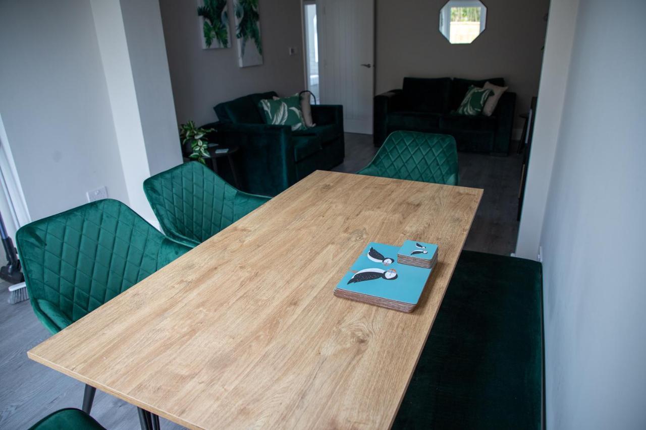 Wave Stays - Ground Floor Apartment - Outside Seating Area كليفليز المظهر الخارجي الصورة
