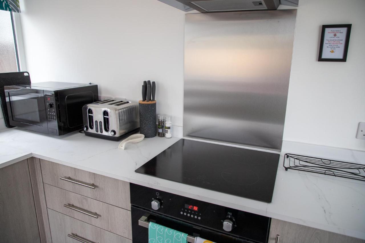 Wave Stays - Ground Floor Apartment - Outside Seating Area كليفليز المظهر الخارجي الصورة