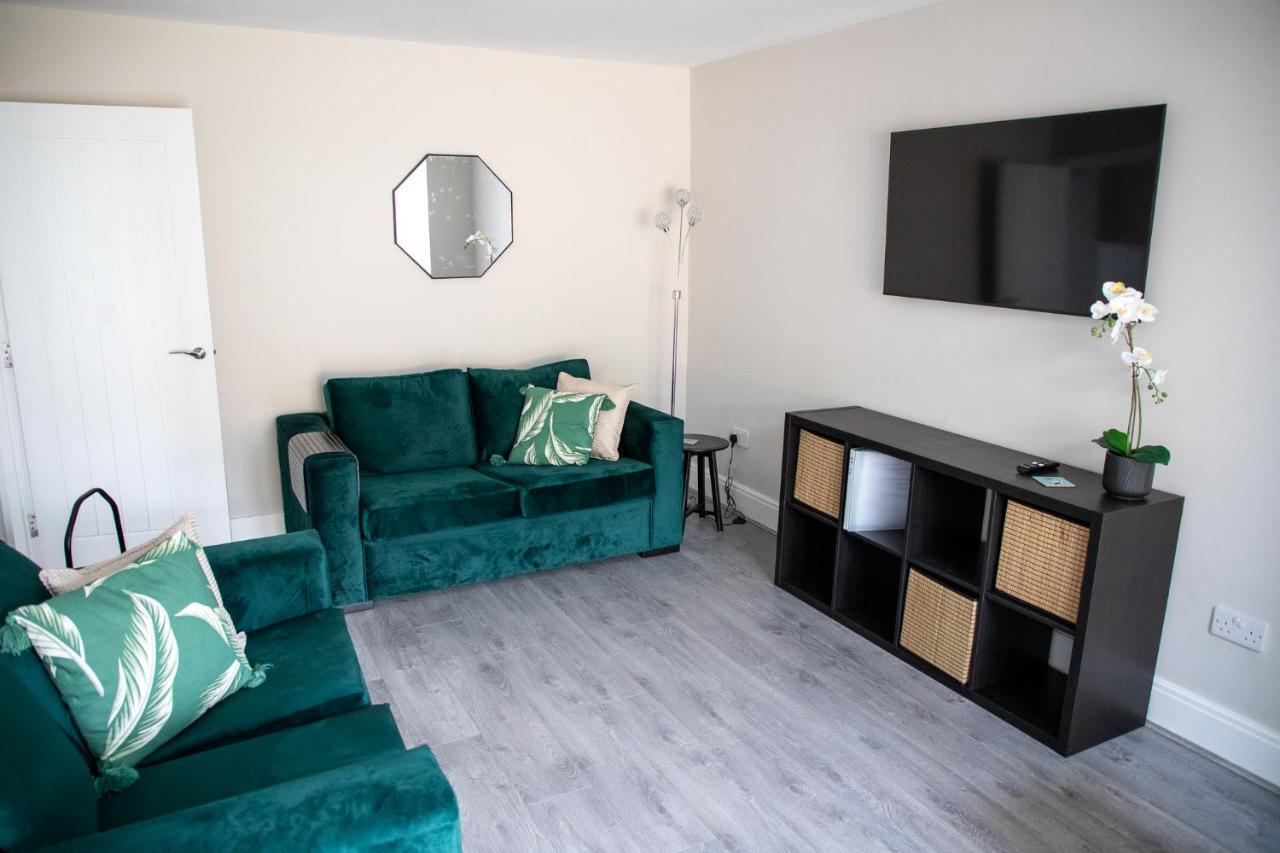 Wave Stays - Ground Floor Apartment - Outside Seating Area كليفليز المظهر الخارجي الصورة
