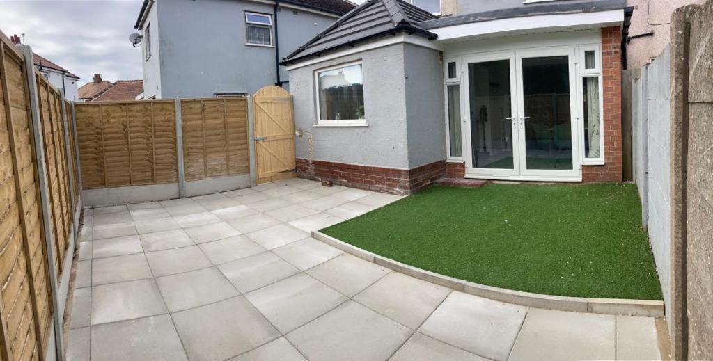 Wave Stays - Ground Floor Apartment - Outside Seating Area كليفليز المظهر الخارجي الصورة